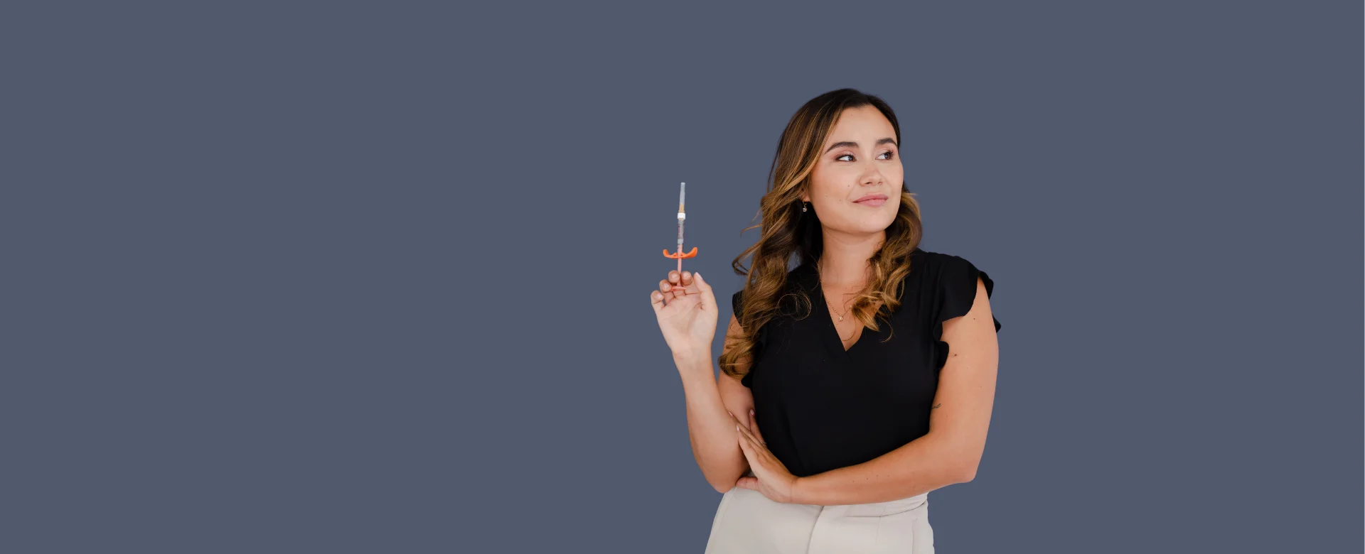 Especialista en estética facial de Clínica Beauty Line con una jeringa de ácido hialurónico, La Serena