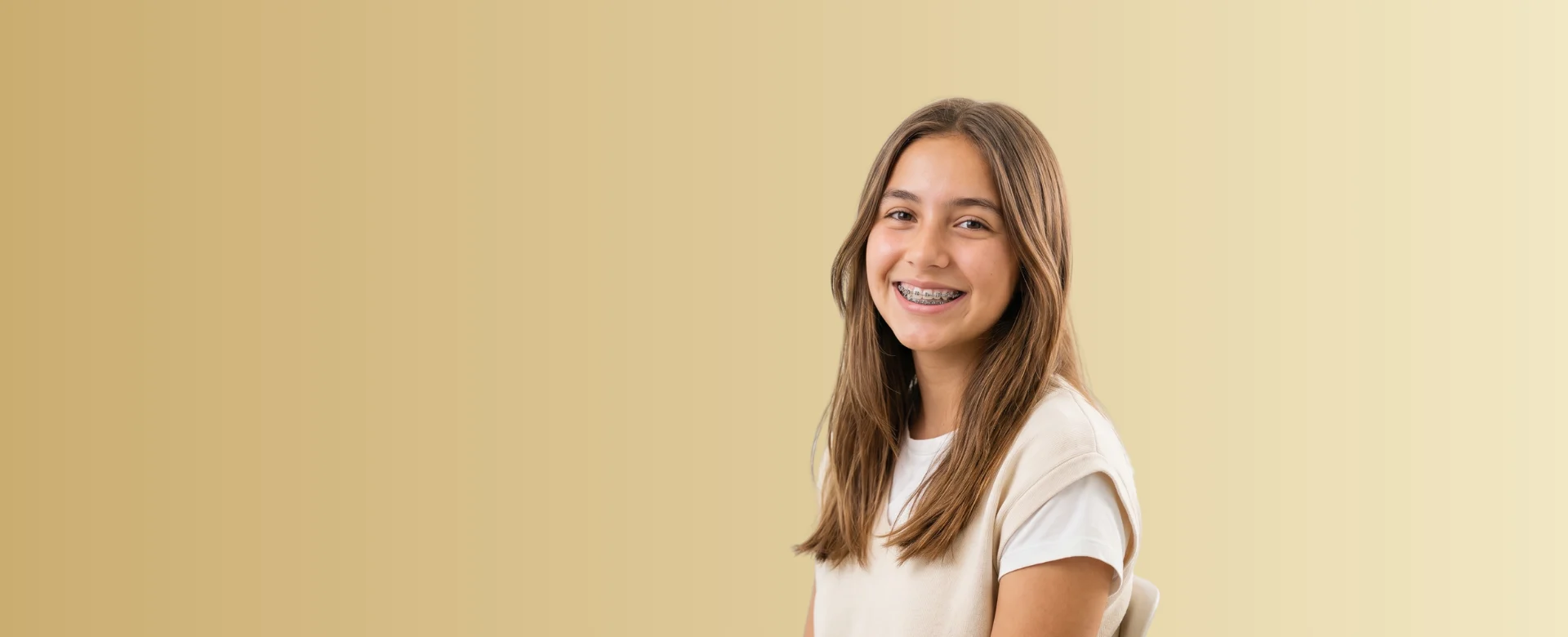 Paciente adolescente sonriendo con brackets metálicos en Clínica Beauty Line, La Serena