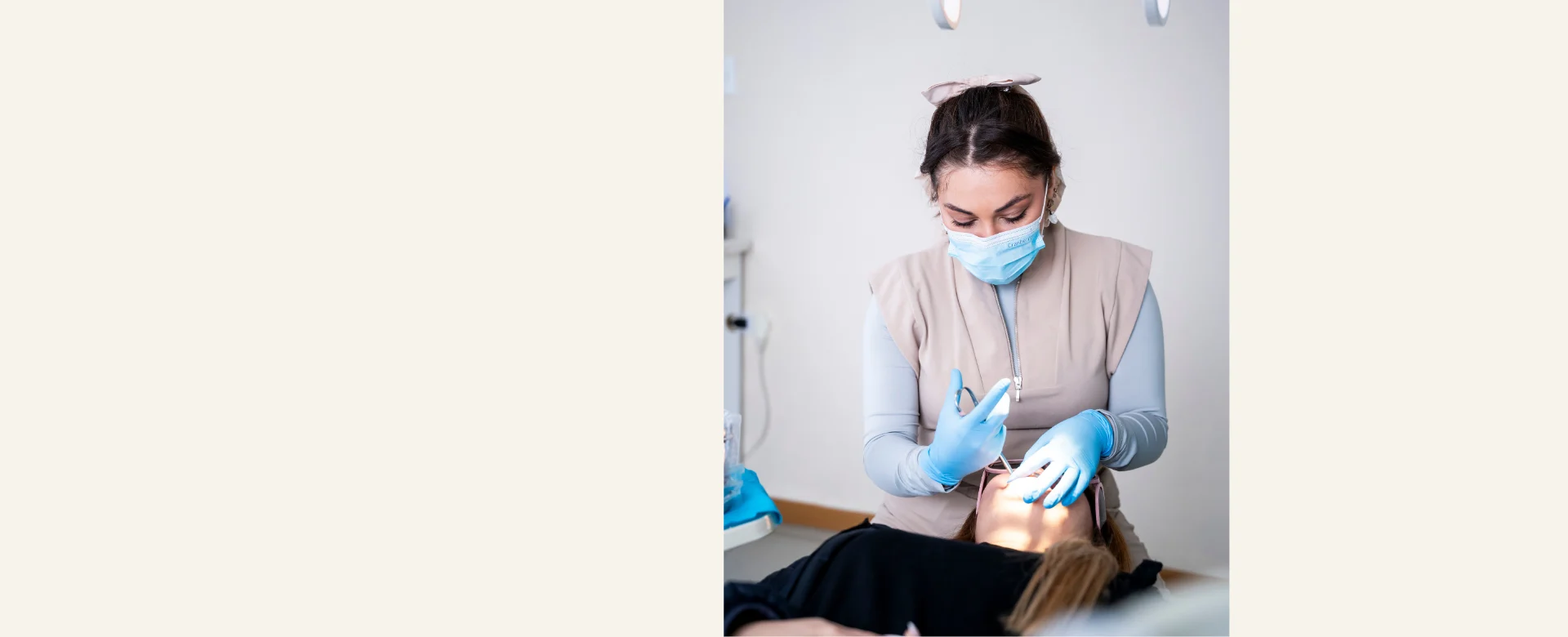 Odontóloga de Clínica Beauty Line revisando la boca de una paciente en la consulta, La Serena
